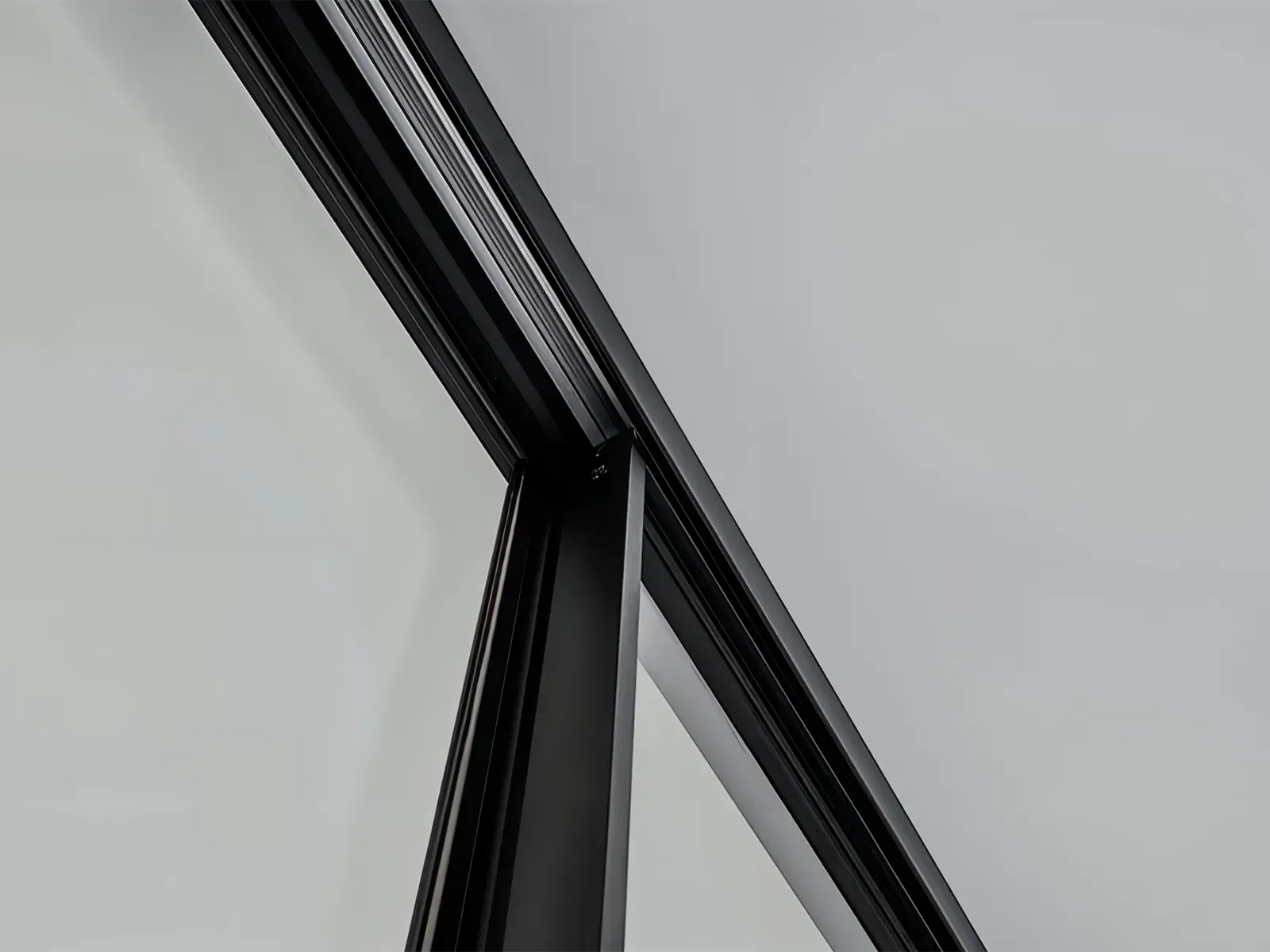 Detail einer deckenmontierten Schiene für eine Loft-Schiebetür.