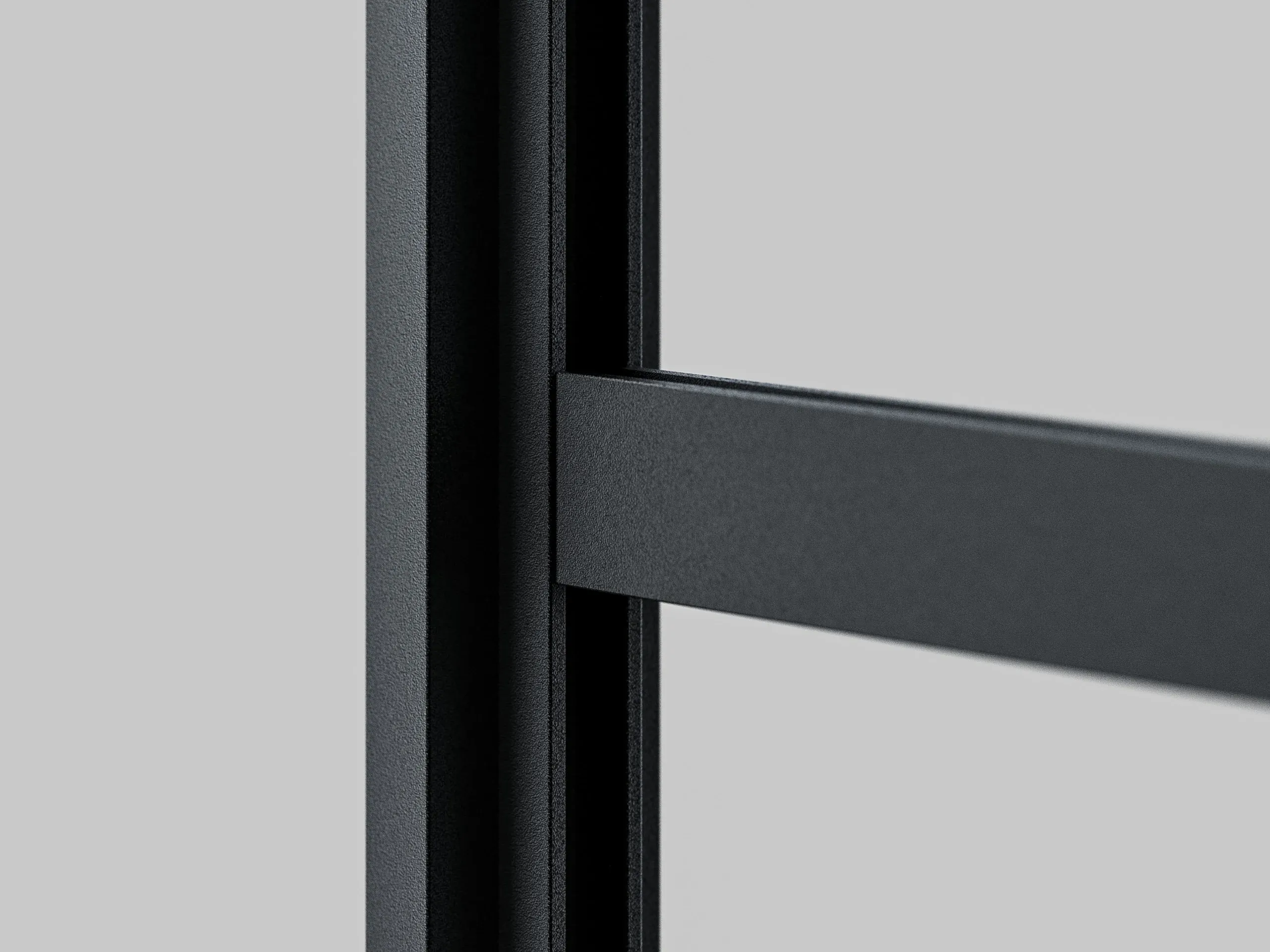 Flache Aluminiumsprosse, die stumpf an das senkrechte Rahmenprofil einer Lofttür stößt.