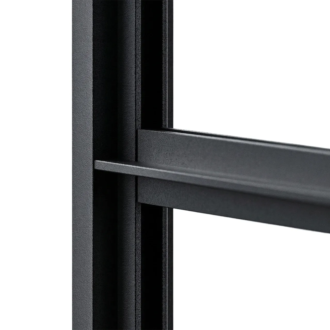 Schwarzes Aluminiumprofil einer Lofttür in RAL 9005 Tiefschwarz mit Feinstruktur.