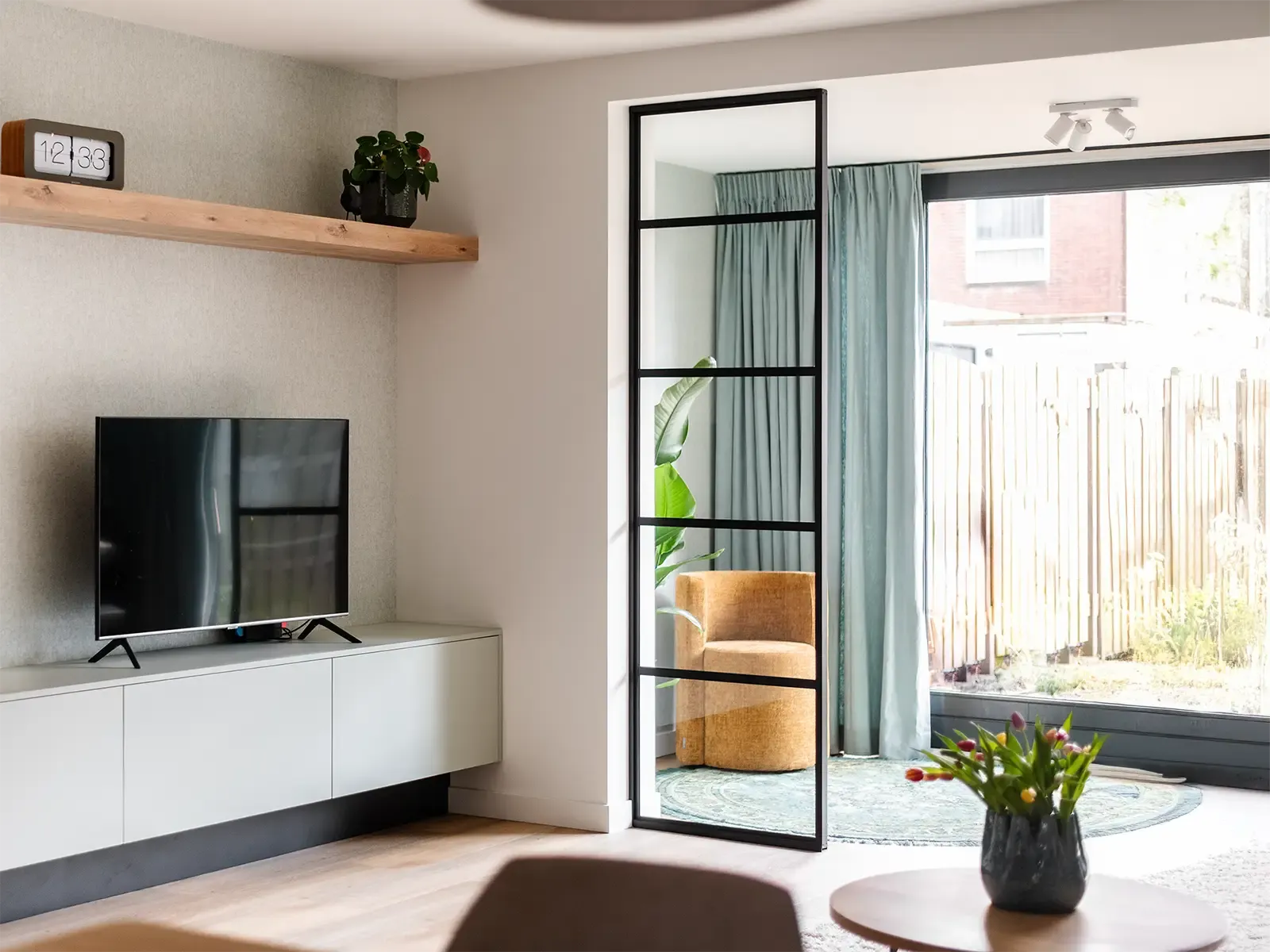 Raumteiler im Loft-Stil mit schwarzen Sprossen.