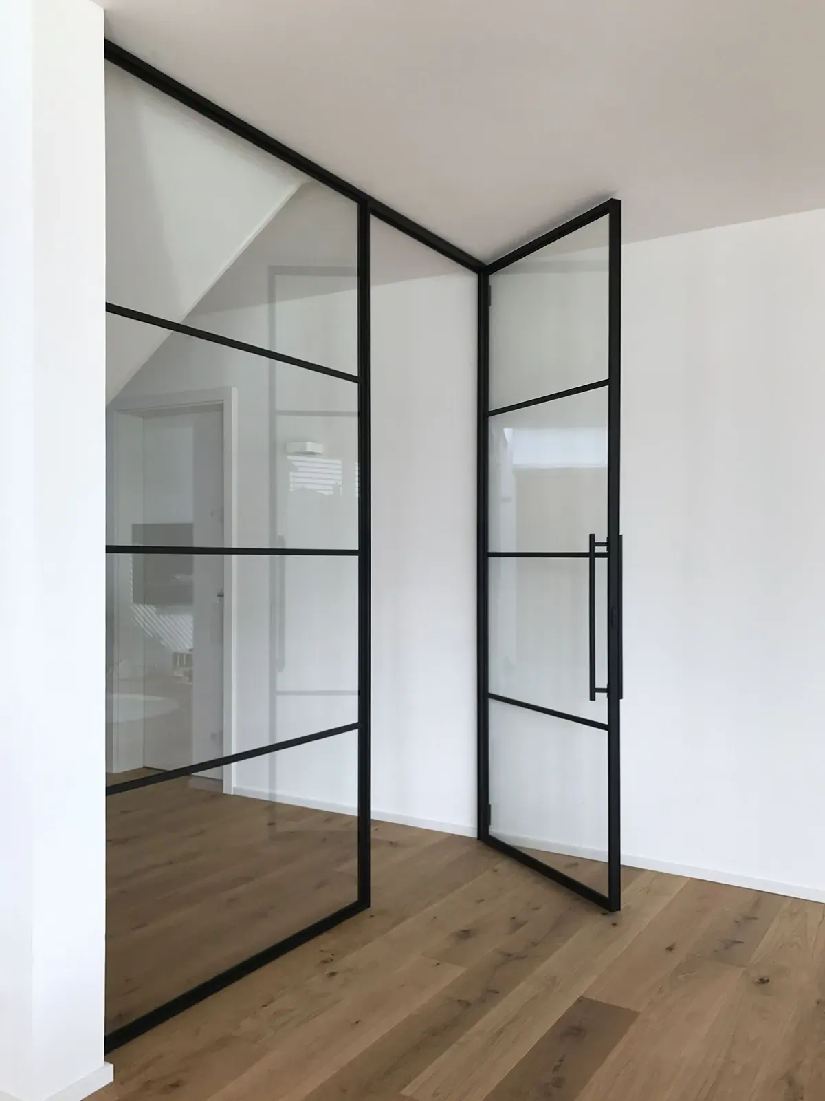 Schlanke Drehtür mit Sprossendesign.