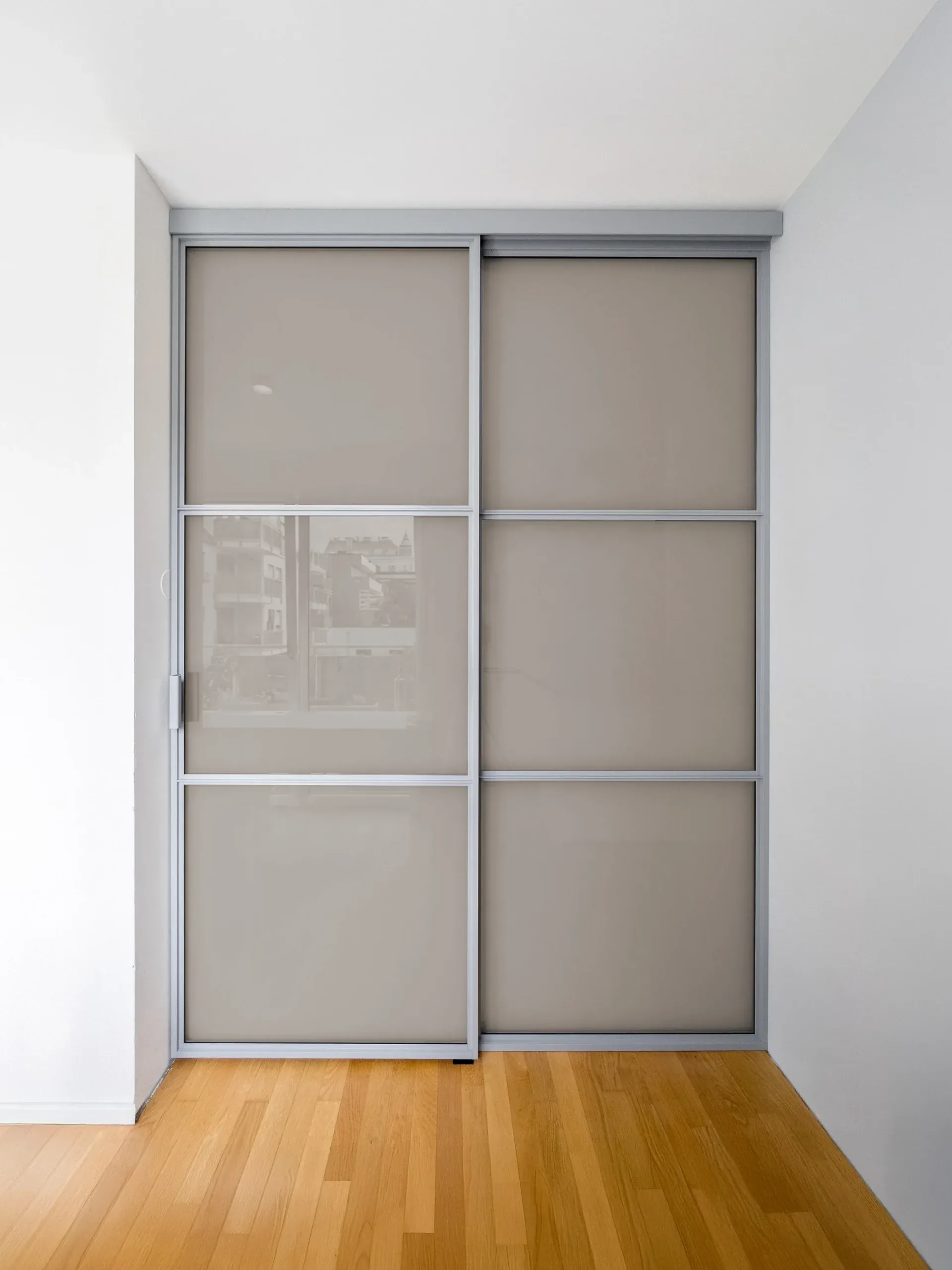 Dieselbe Schiebetür mit bronzefarbenem Mattglas — blickhemmend in warmer Tönung.