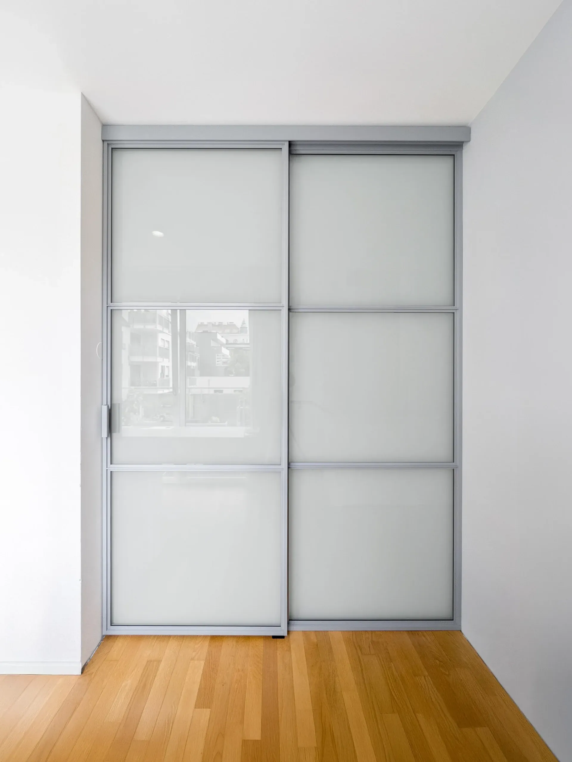 Dieselbe Schiebetür mit Mattglas — blickhemmend mit weicher, heller Lichtwirkung.