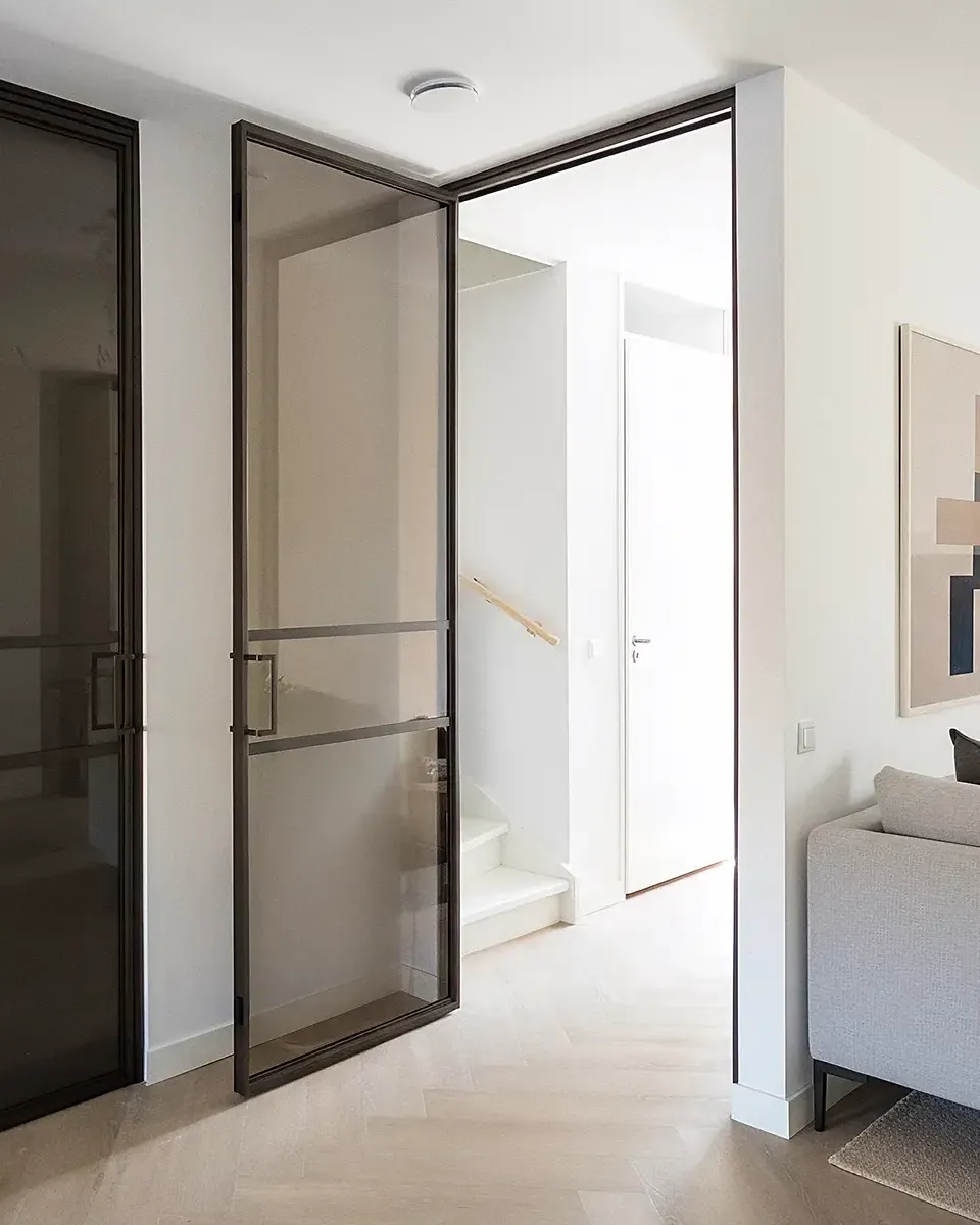 Loft-Drehtür mit Zarge.
