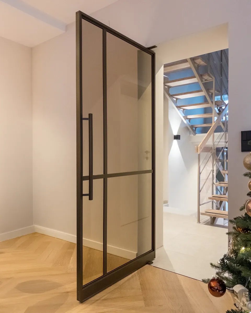 Lofttür mit wenigen Sprossen.